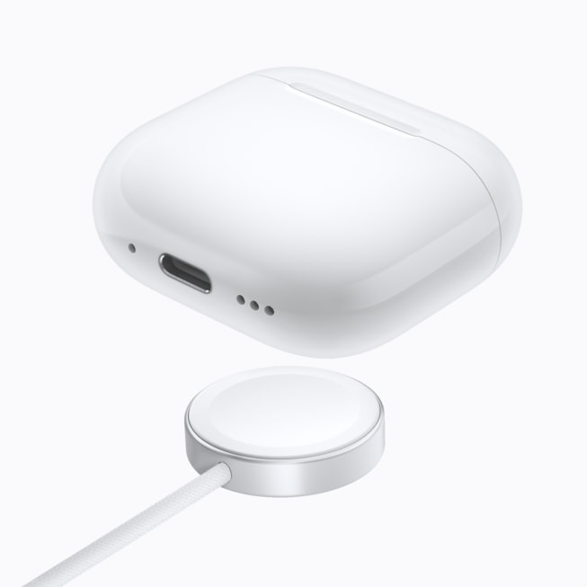 에어팟5 무선 충전 케이스 뒷면 — USB-C 포트와 애플워치용 자석 충전 단자가 보이는 사진